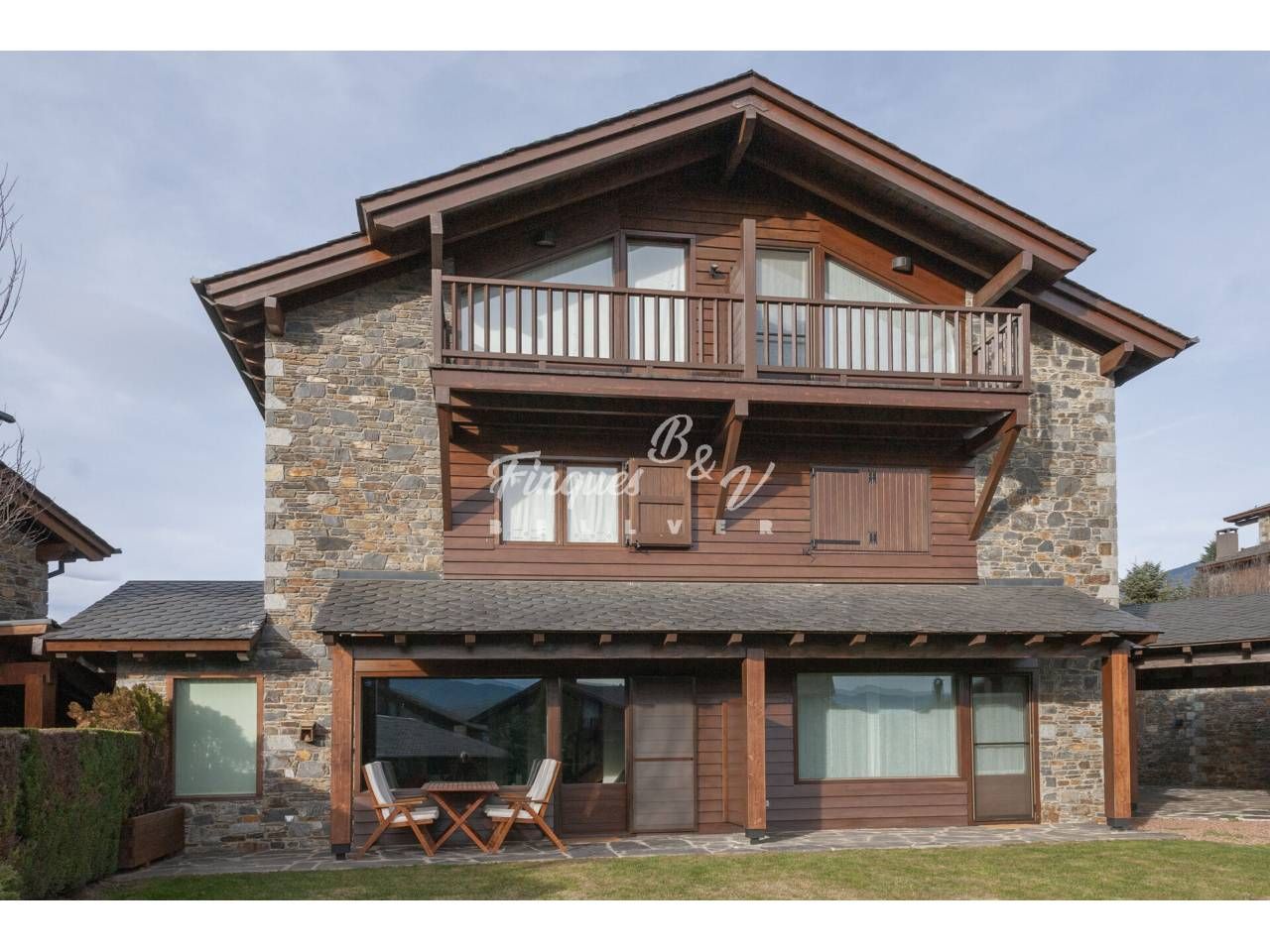 Vista exterior de Casa o xalet en venda en Bellver de Cerdanya amb Calefacció, Jardí privat i Parquet