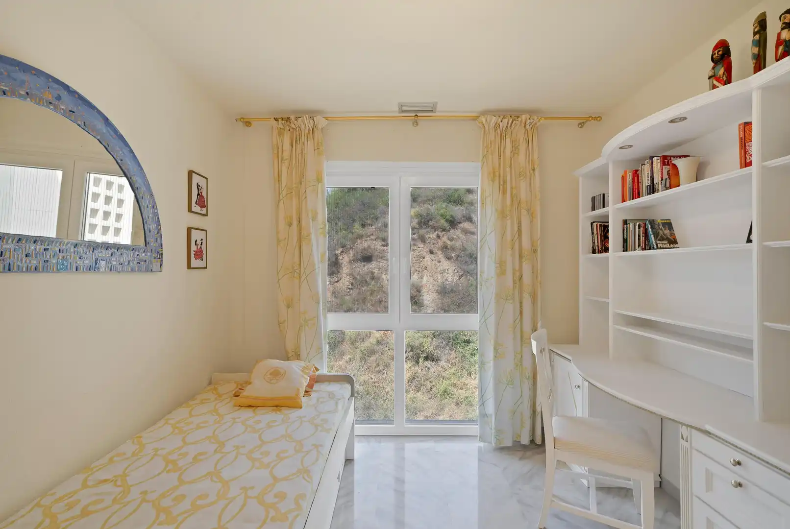 Habitación de Ático de alquiler en Marbella con Aire acondicionado, Calefacción y Jardín privado