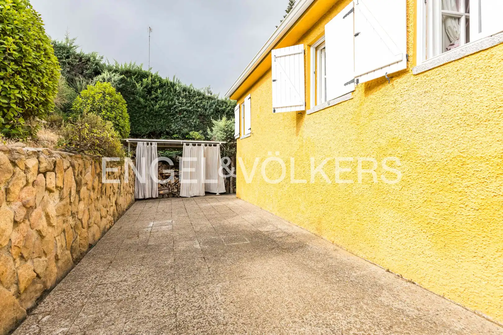 Vista exterior de Casa o xalet en venda en Tres Cantos amb Calefacció, Jardí privat i Parquet