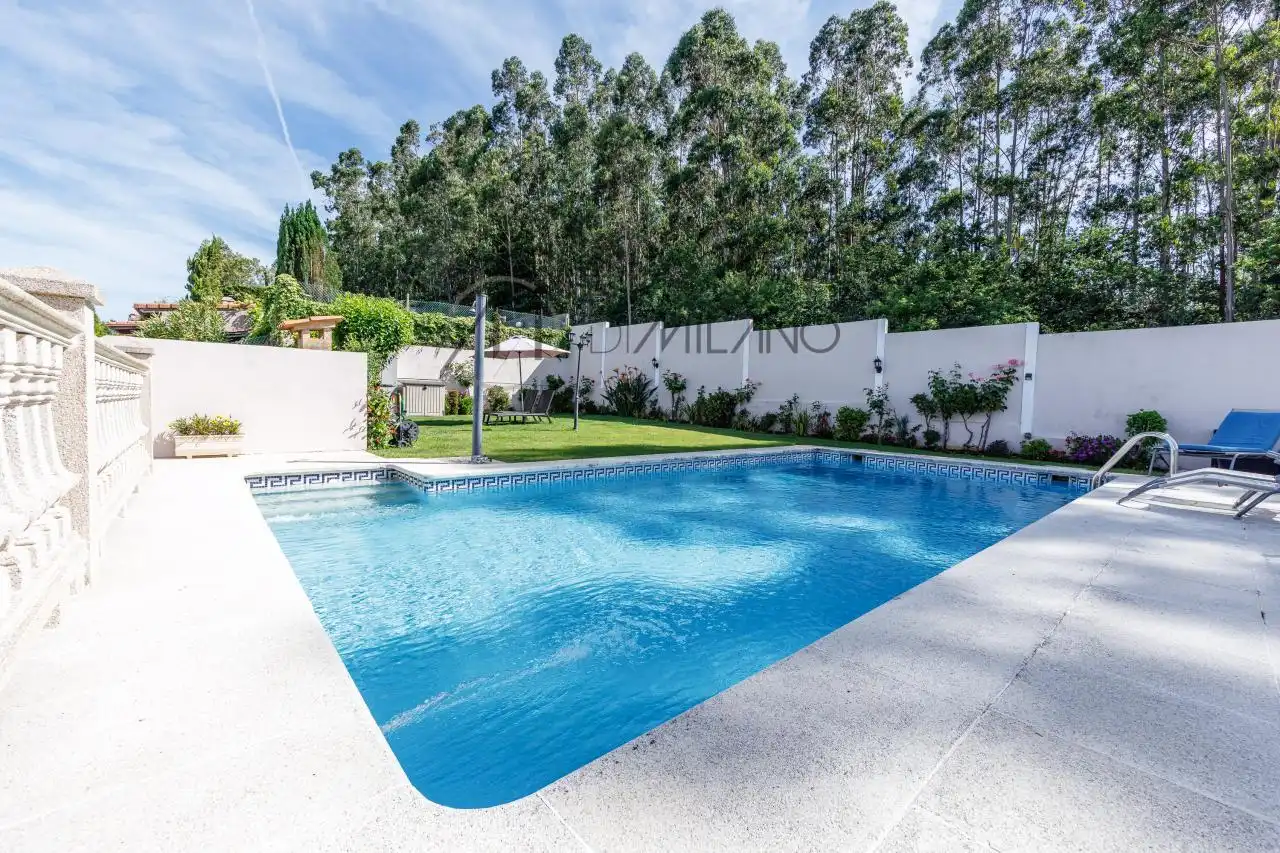 Piscina de Casa adosada en venta en Vigo  con Calefacción, Jardín privado y Parquet