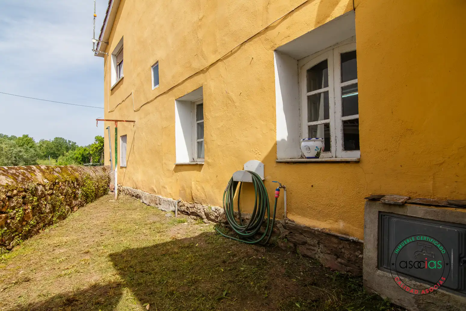 Vista exterior de Casa o chalet en venta en Las Regueras   con Calefacción y Jardín privado