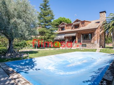 Xalet amb piscina en venda a Calle Cerezo