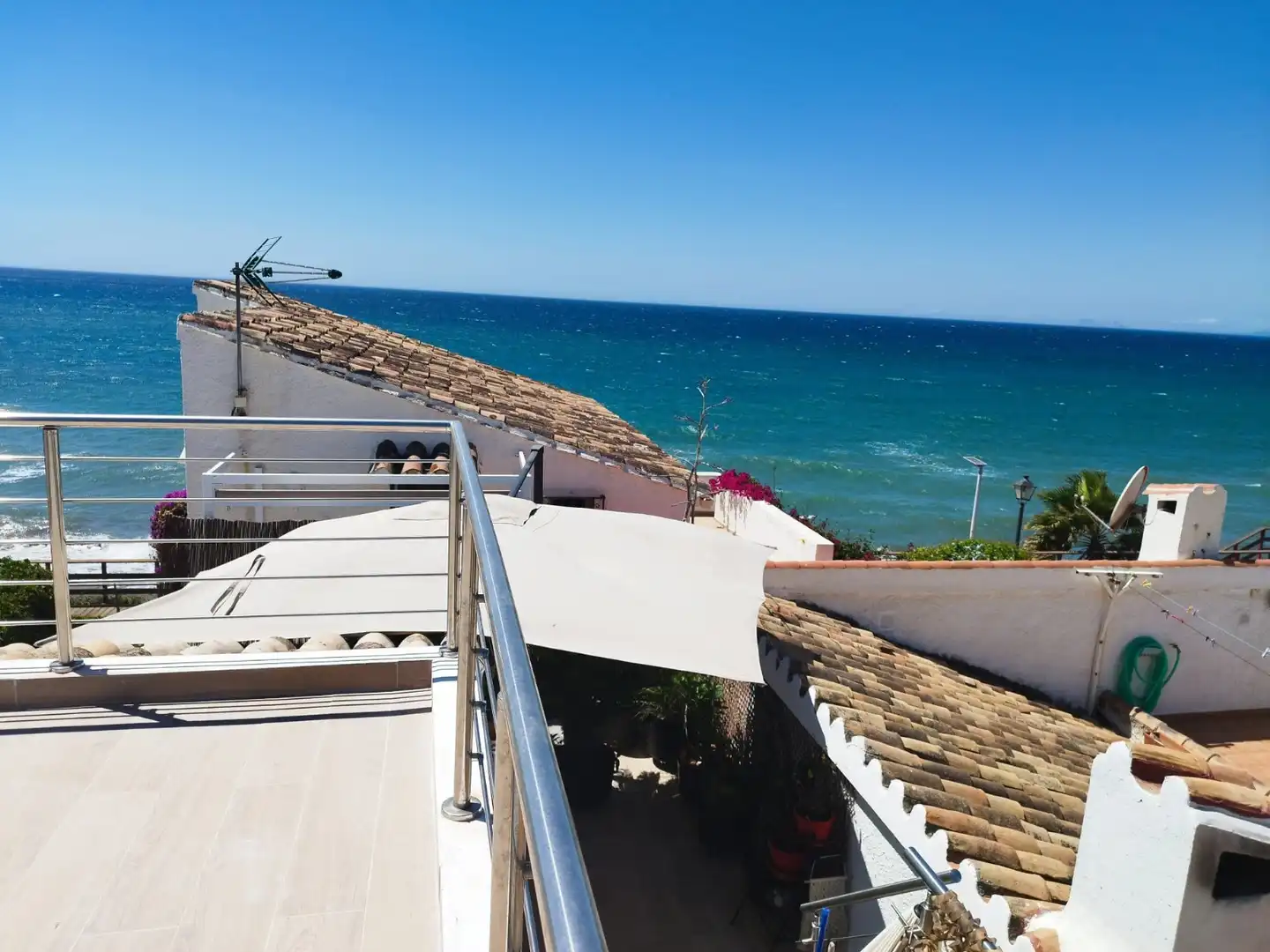 Vista exterior de Casa adosada en venta en Estepona con Aire acondicionado, Jardín privado y Terraza