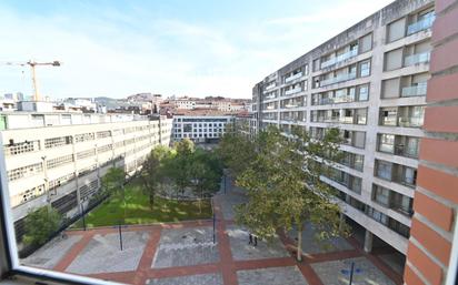 Vista exterior de Pis en venda en Bilbao  amb Terrassa i Balcó