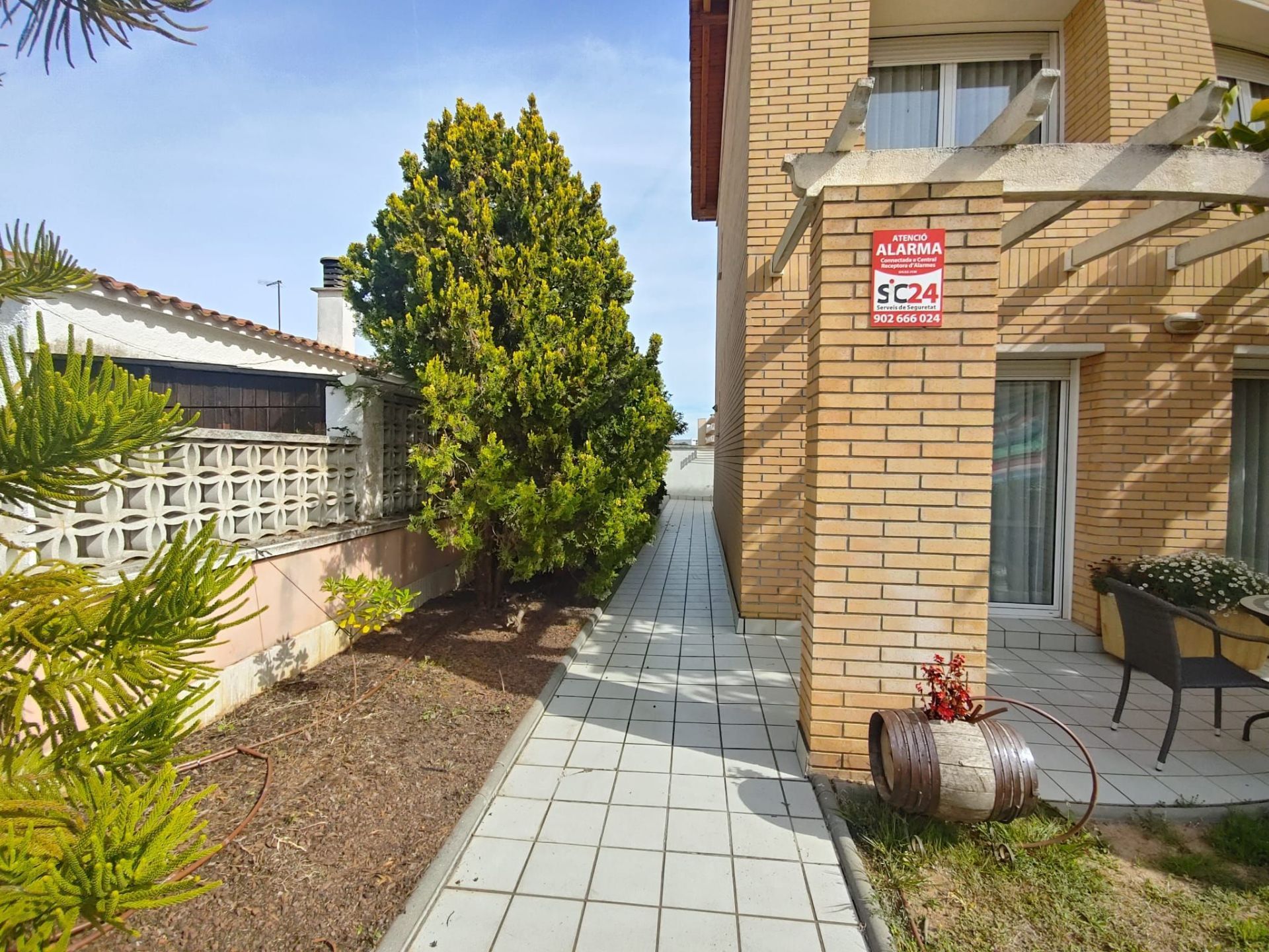 Vista exterior de Casa o xalet en venda en Torredembarra amb Aire condicionat i Jardí privat