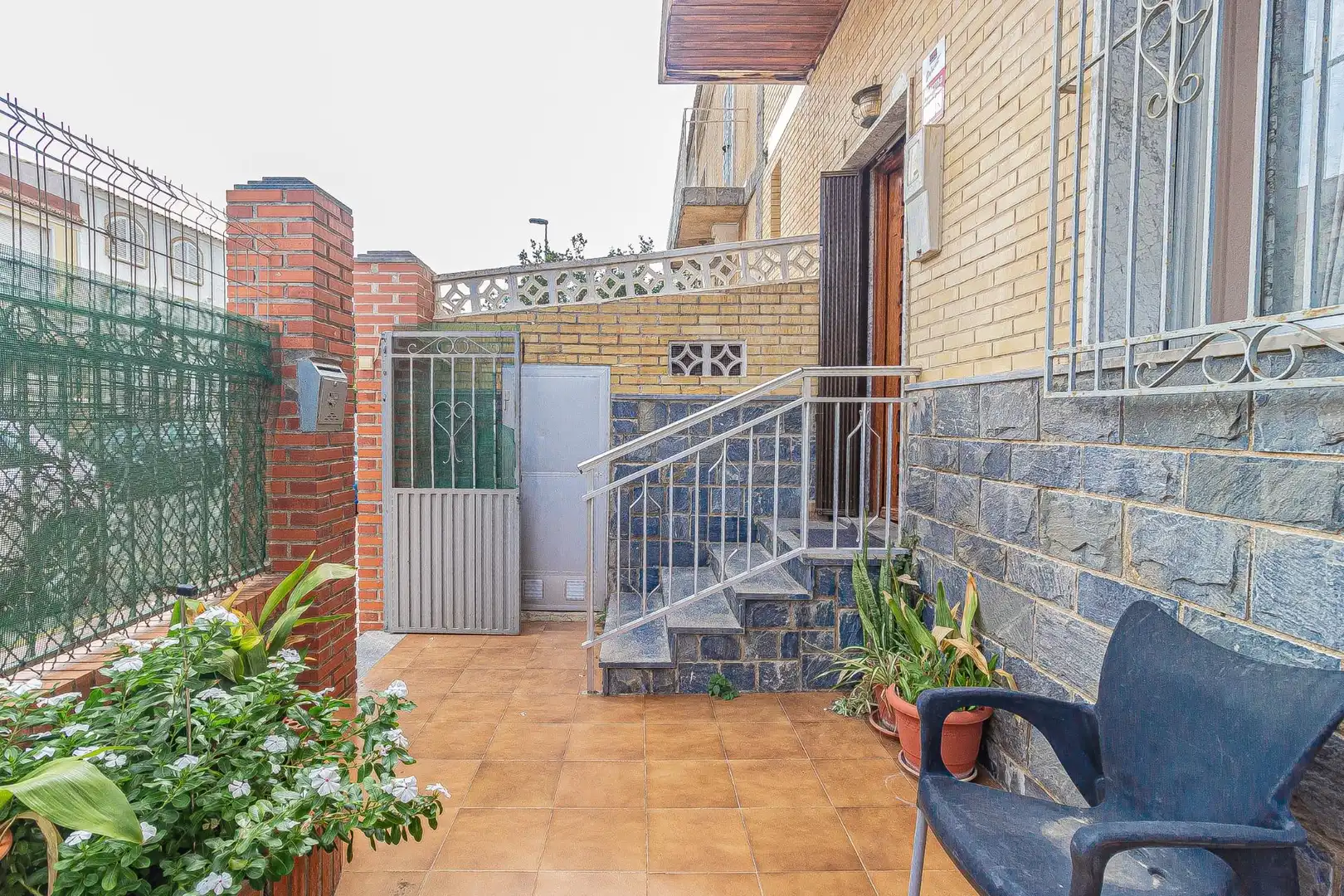 Außenansicht von Einfamilien-Reihenhaus zum Verkauf in Cartagena mit Privatgarten, Abstellraum und Balkon