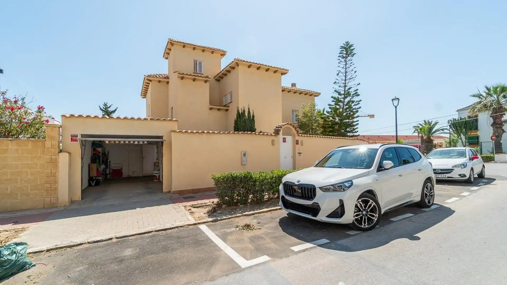 Vista exterior de Casa o xalet en venda en Torrevieja amb Aire condicionat, Jardí privat i Terrassa