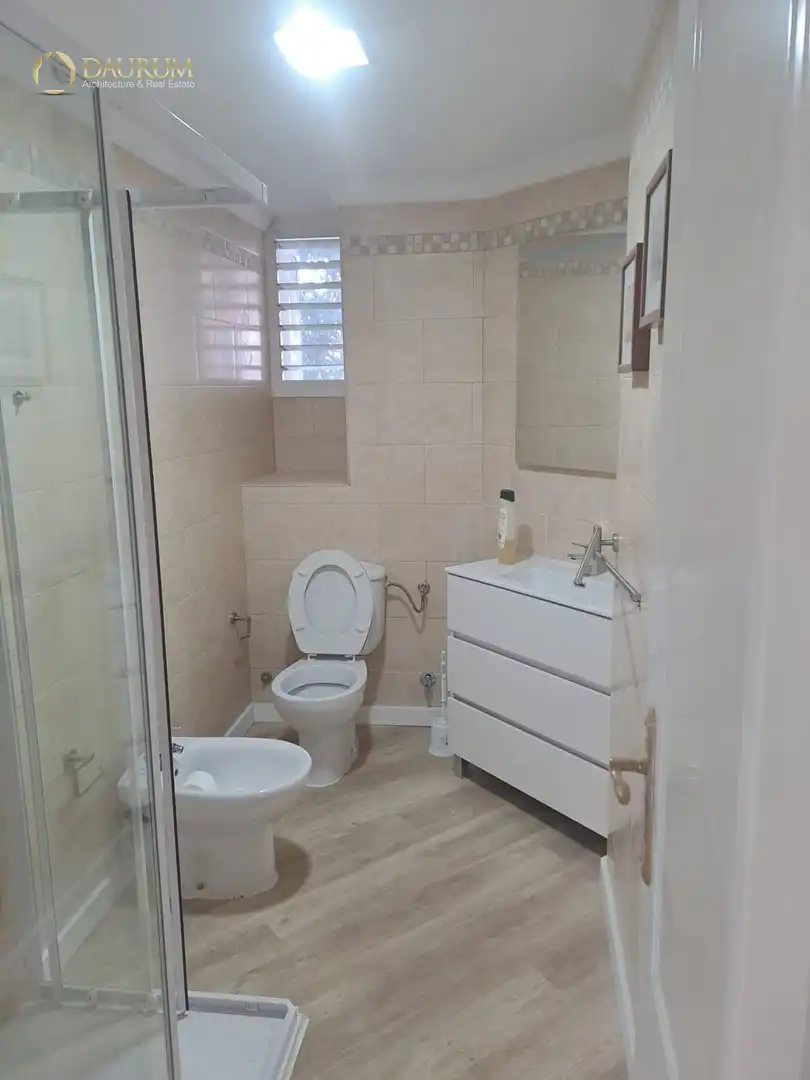 Bathroom of Flat for sale in Sevilla  with Air Conditioner, Heating and Terrace