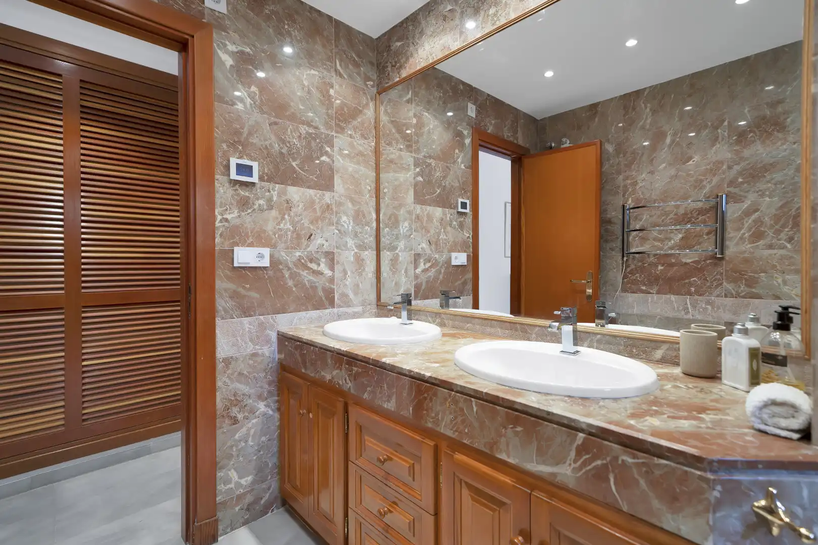 Baño de Apartamento en venta en Marbella con Aire acondicionado, Terraza y Piscina