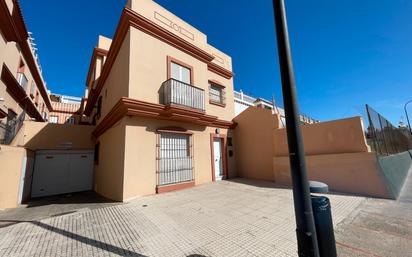 Vista exterior de Casa adosada en venda en San Fernando amb Terrassa i Balcó