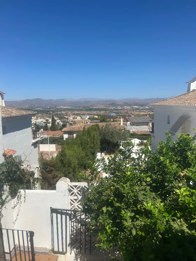 Vista exterior de Casa adosada en venda en Alhaurín de la Torre amb Aire condicionat, Jardí privat i Terrassa
