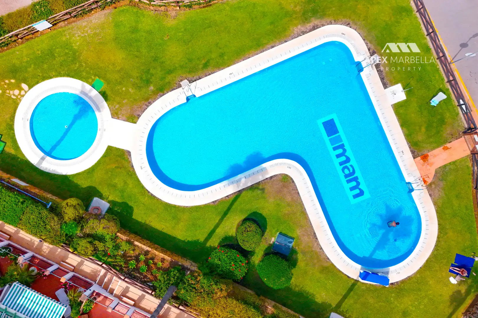 Schwimmbecken von Einfamilien-Reihenhaus zum Verkauf in Marbella mit Klimaanlage, Privatgarten und Terrasse