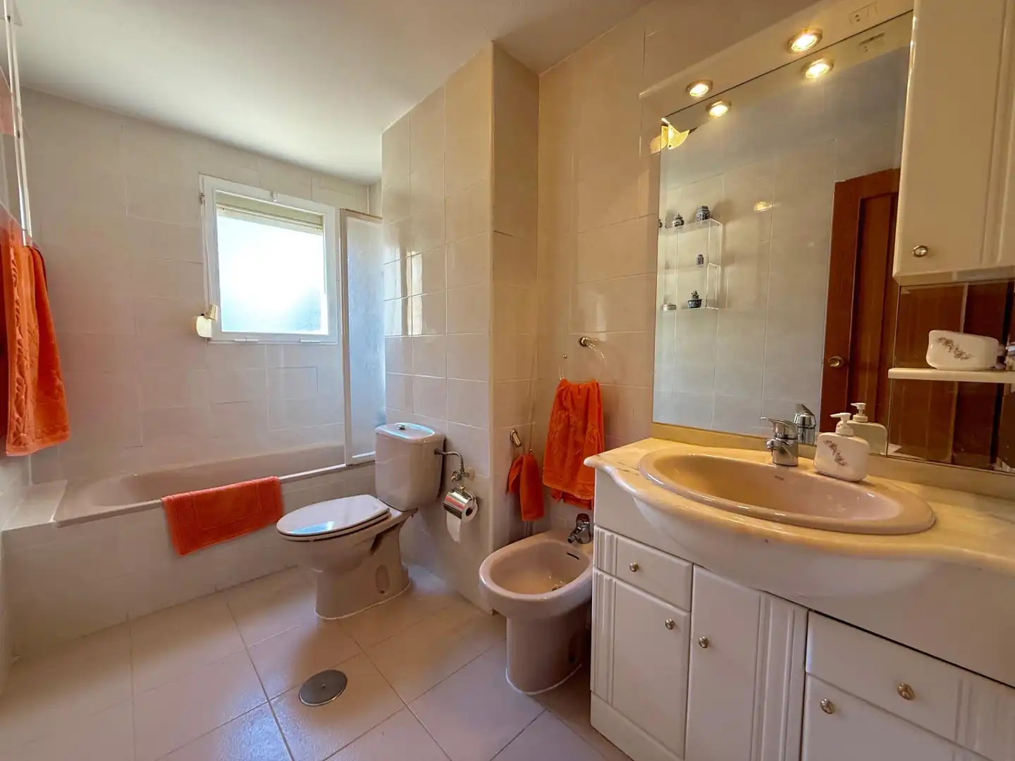 Baño de Apartamento en venta en Benidorm con Aire acondicionado, Jardín privado y Amueblado