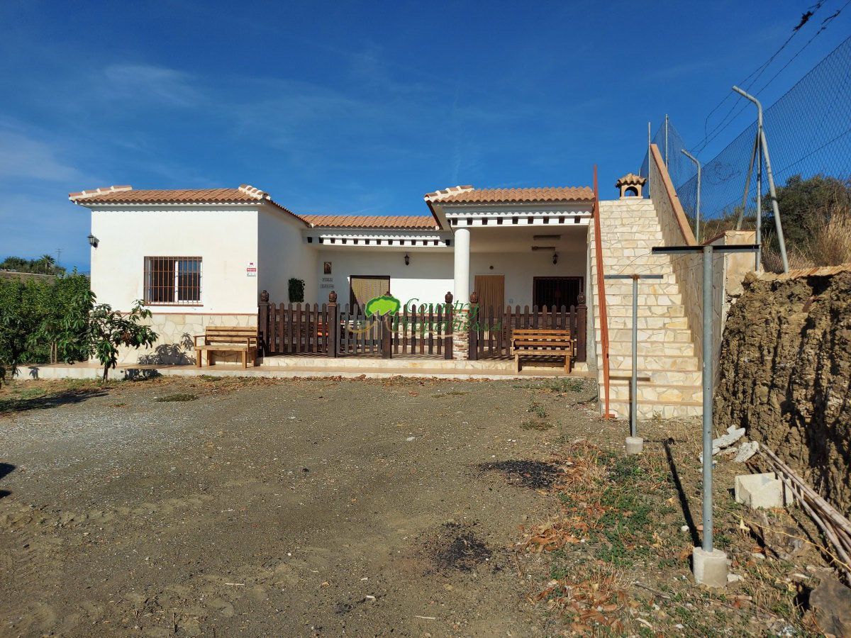 Vista exterior de Finca rústica en venda en Vélez-Málaga amb Calefacció i Terrassa