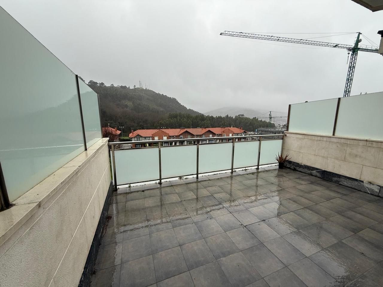 Terraza de Casa adosada en venta en Castro-Urdiales con Calefacción, Parquet y Balcón