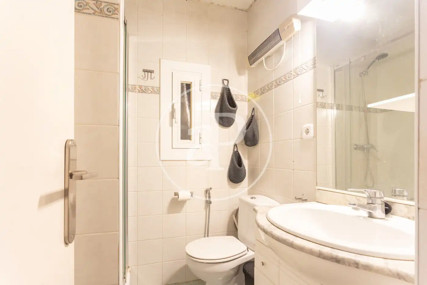 Baño de Piso de alquiler en Barcelona con Amueblado y Balcón