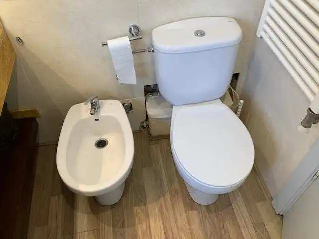 Bathroom of Attic for rent in L'Hospitalet de Llobregat  with Air Conditioner, Heating and Parquet flooring