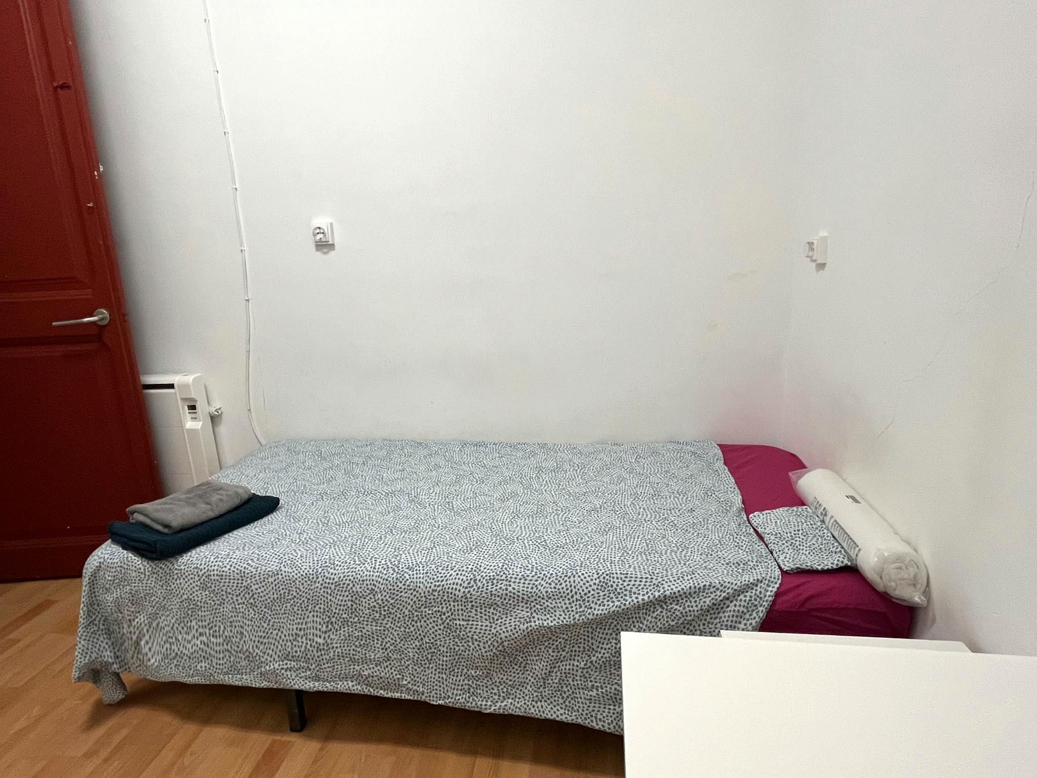 Bedroom of Flat to share in  Barcelona Capital  with Heating, Furnished and Washing machine