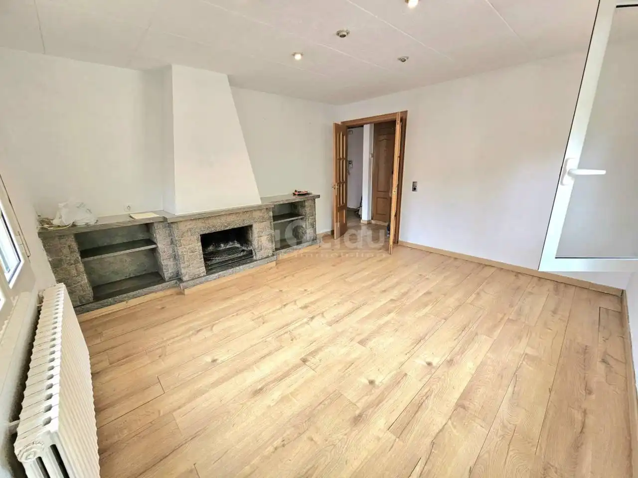 Wohnung zum Verkauf in Tona mit Heizung, Parkett und Terrasse