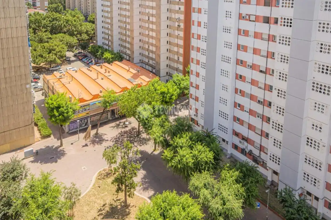 Vista exterior de Pis en venda en L'Hospitalet de Llobregat amb Balcó