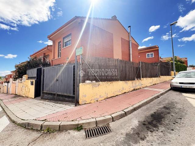 Casa adosada en Venta en Loeches