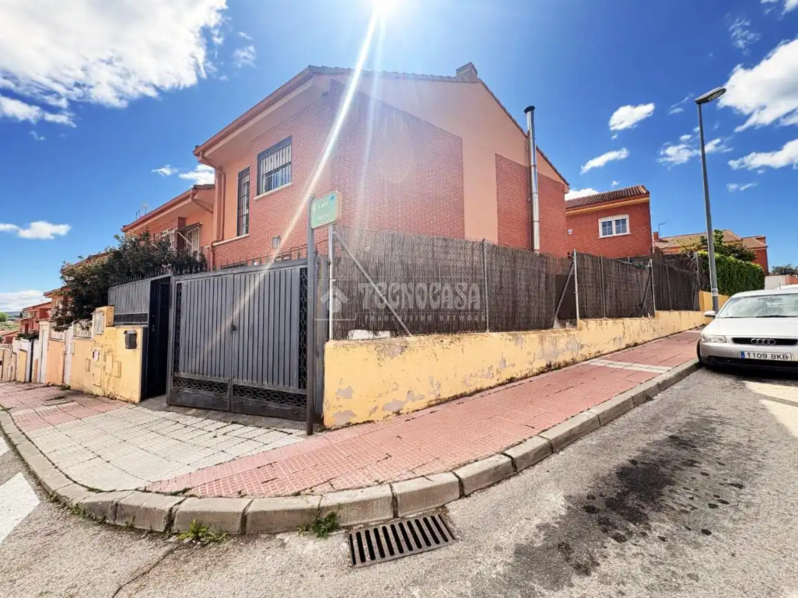 Vista exterior de Casa adosada en venta en Loeches