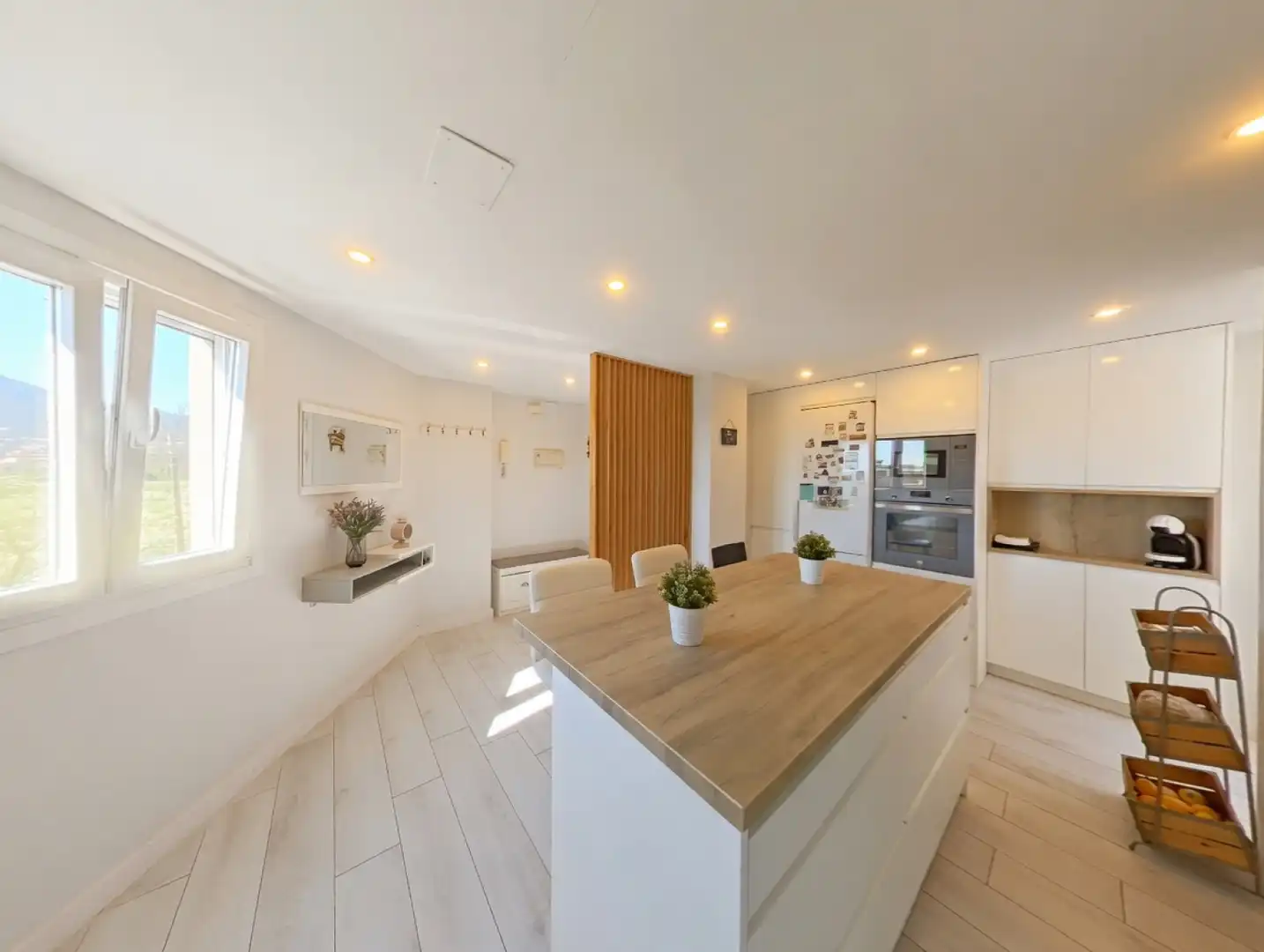 Küche von Wohnung zum Verkauf in Málaga mit Klimaanlage, Privatgarten und Terrasse