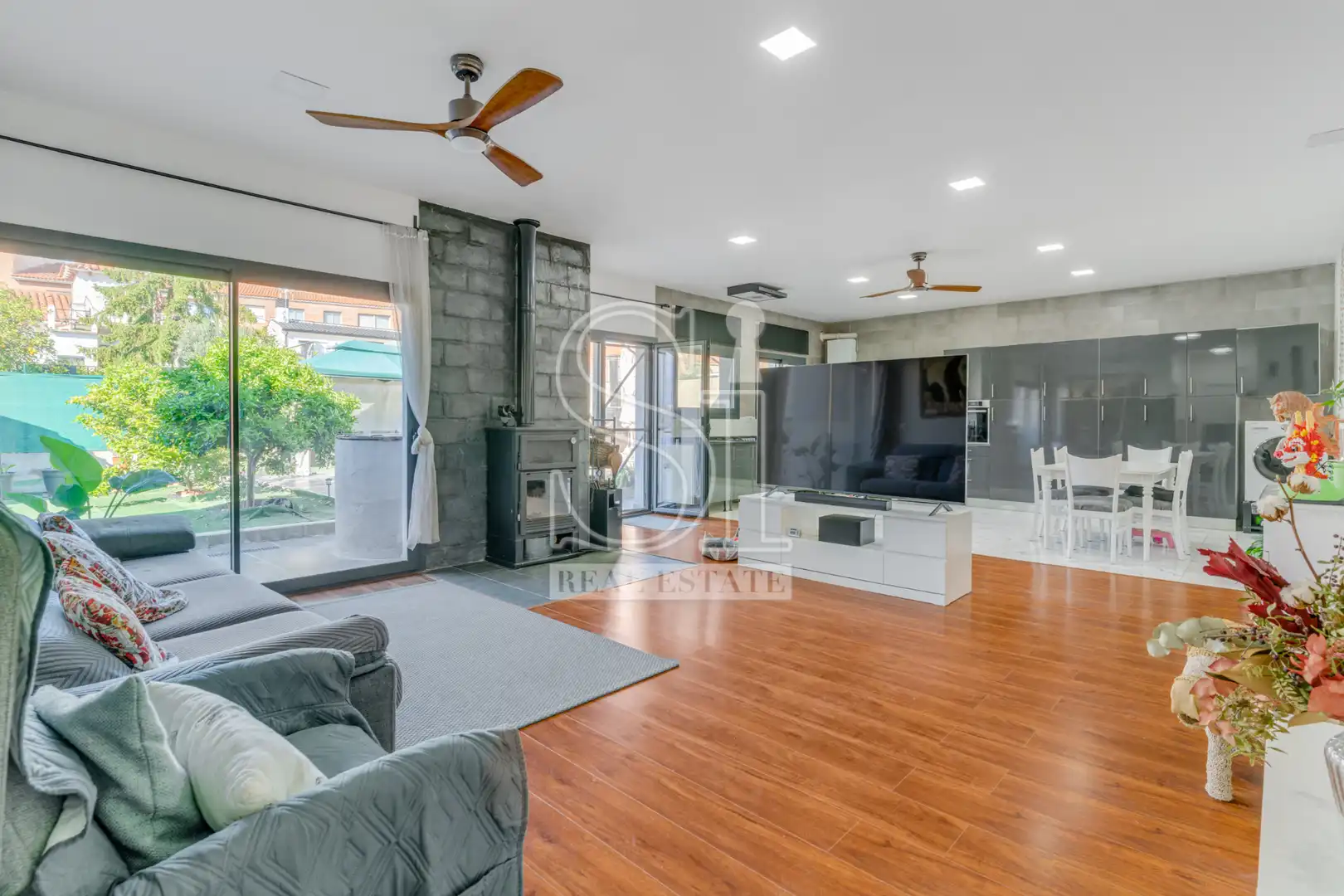 Sala d'estar de Casa o xalet en venda en Mollet del Vallès amb Aire condicionat, Jardí privat i Parquet