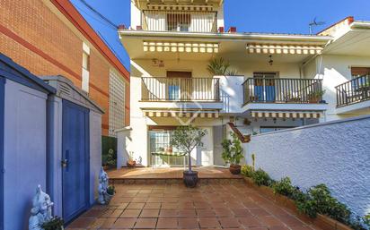 Vista exterior de Casa o xalet en venda en Cubelles amb Aire condicionat, Terrassa i Balcó