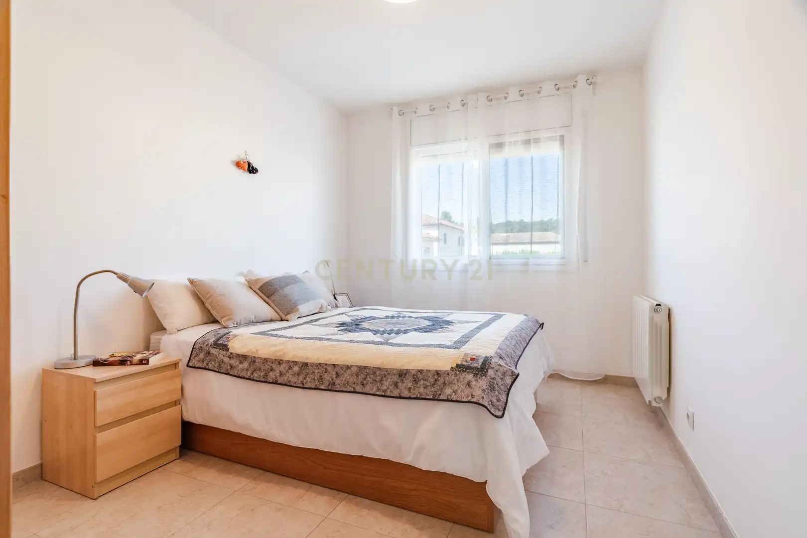 Schlafzimmer von Einfamilien-Reihenhaus zum Verkauf in Vila-rodona mit Privatgarten und Ofen