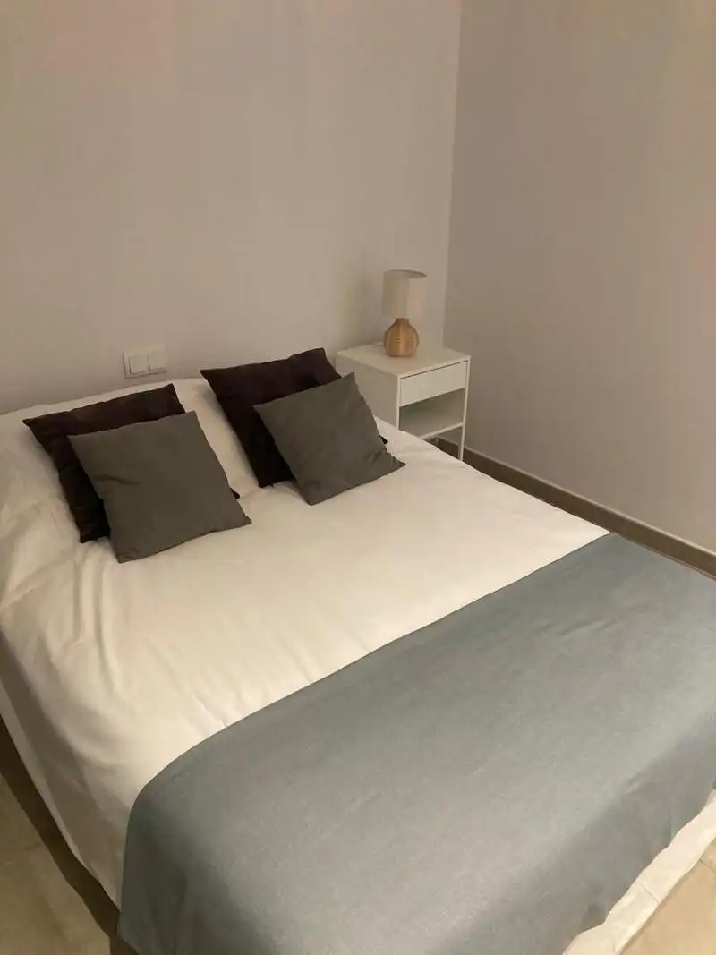 Schlafzimmer von Erdgeschoss zur Miete in Estepona mit Klimaanlage, Heizung und Privatgarten