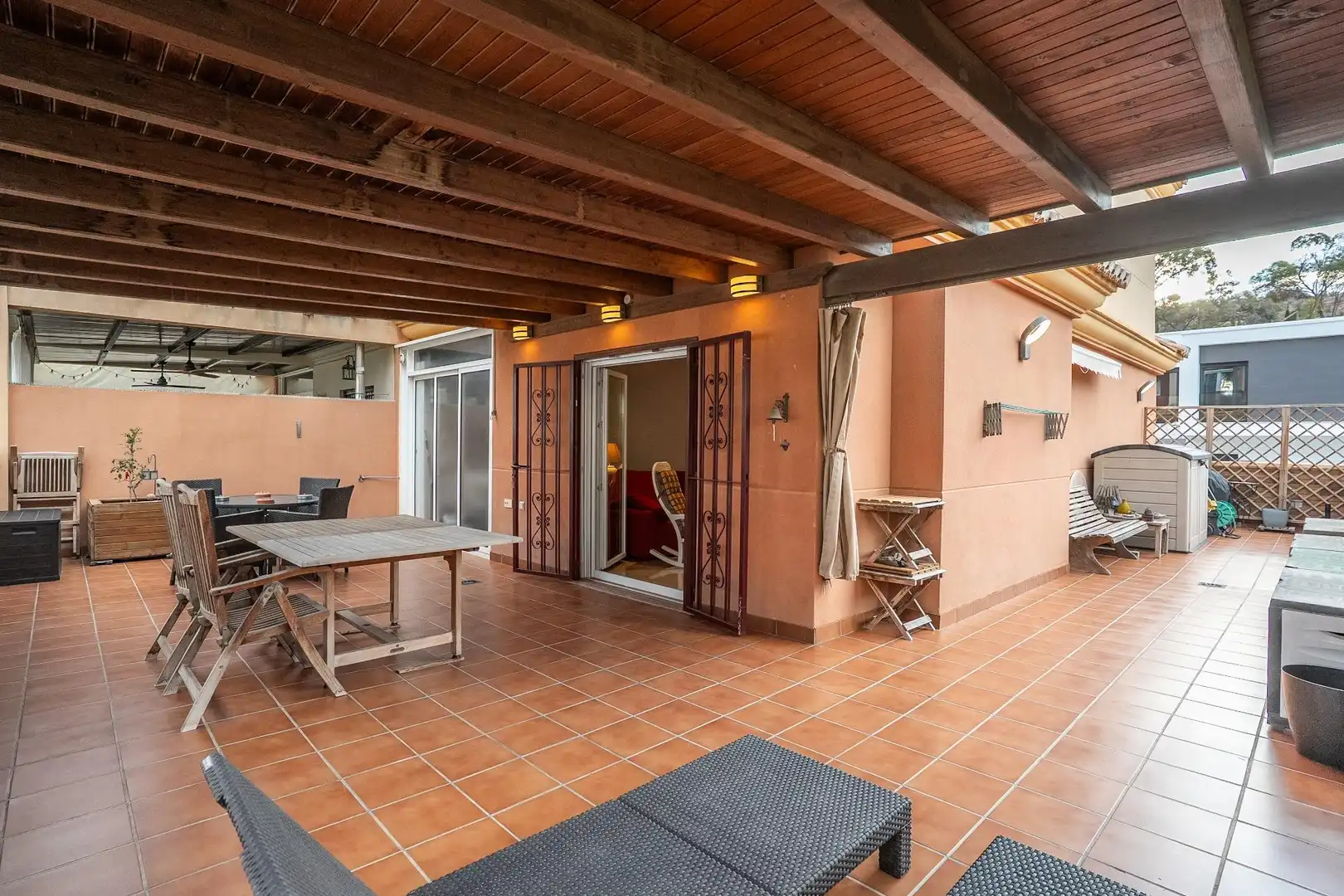 Terrasse von Einfamilien-Reihenhaus zum Verkauf in Huércal de Almería mit Klimaanlage, Privatgarten und Terrasse