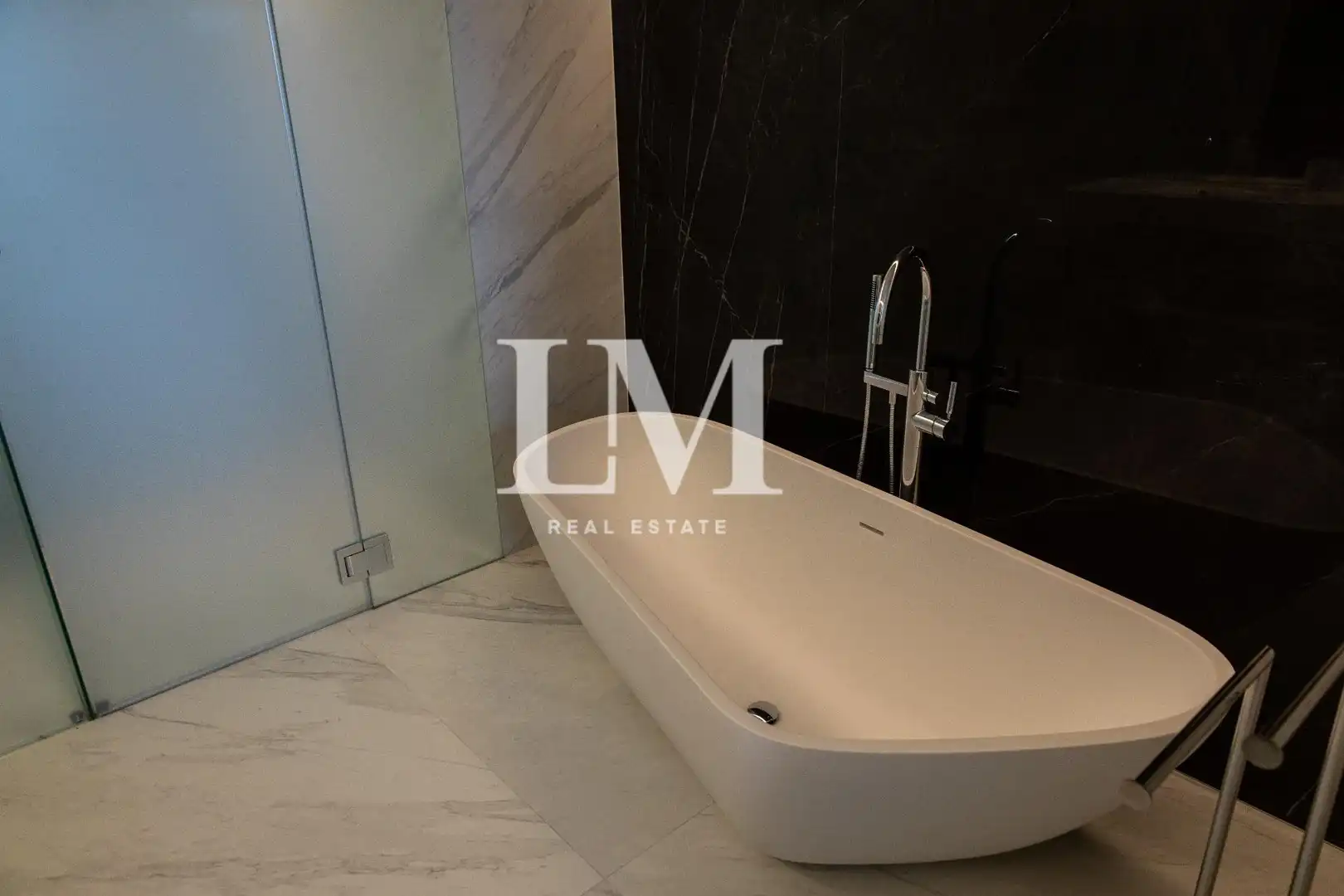 Bathroom of Apartments for rent in Barcelona  with Air Conditioner, Private garden and Terrace