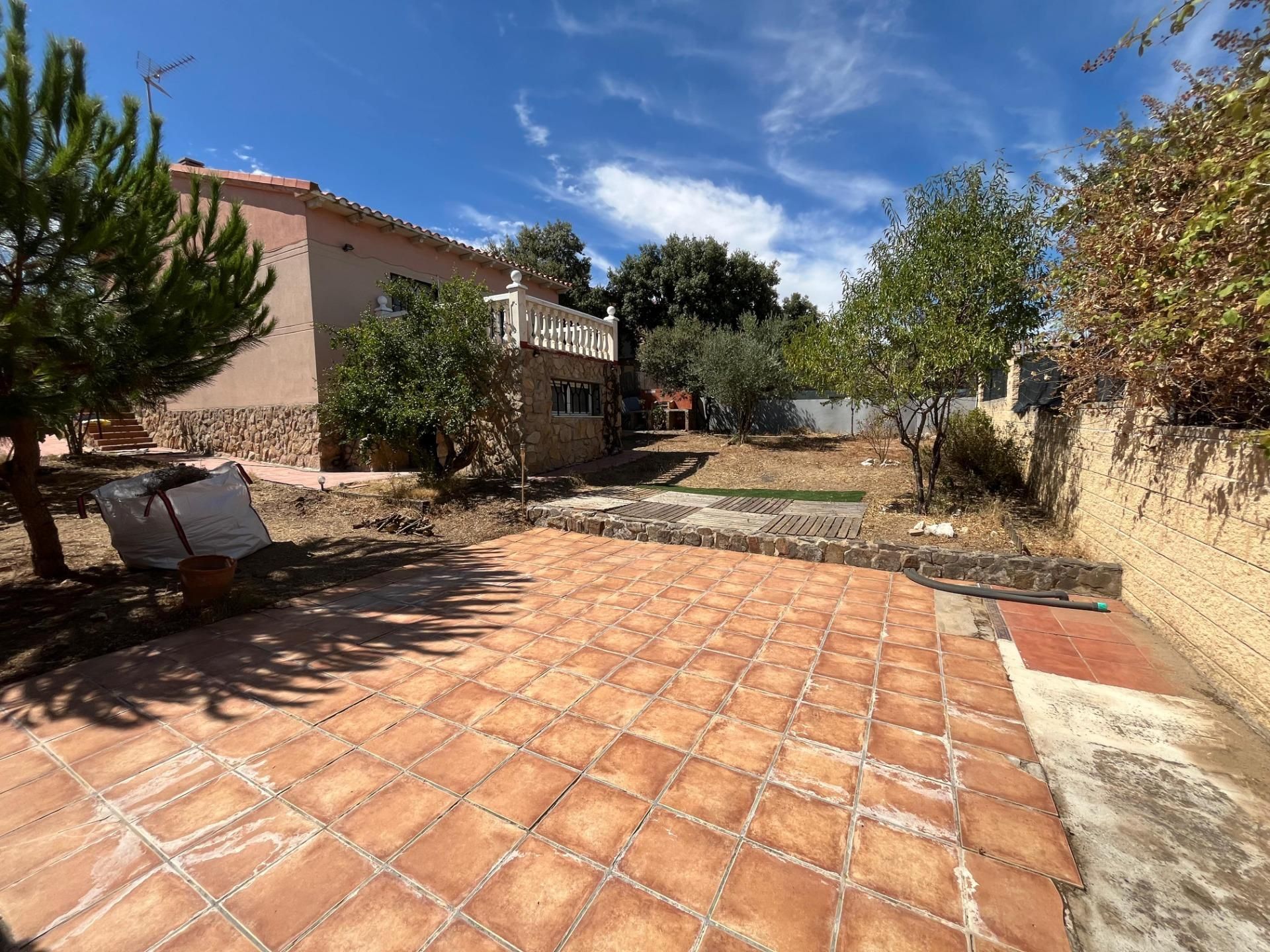 Vista exterior de Casa o xalet en venda en Pioz amb Calefacció, Jardí privat i Terrassa