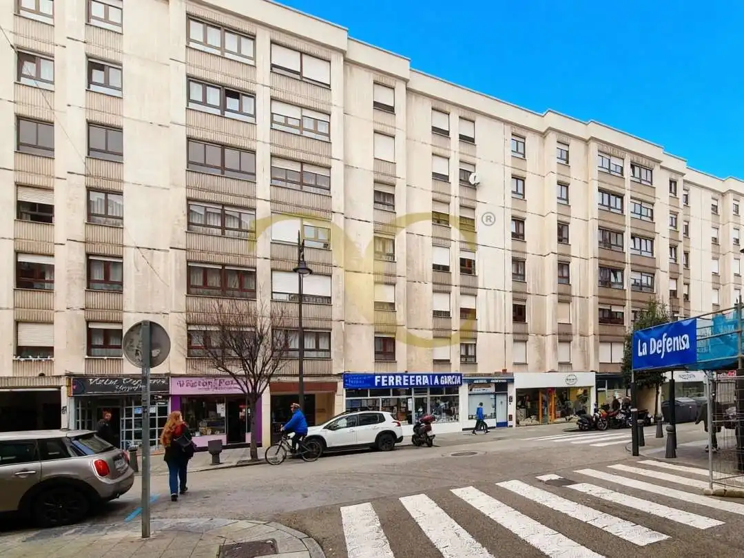 Außenansicht von Wohnung zum Verkauf in Gijón  mit Heizung, Terrasse und Abstellraum