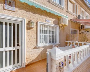 Vista exterior de Casa adosada en venda en Torrevieja amb Terrassa