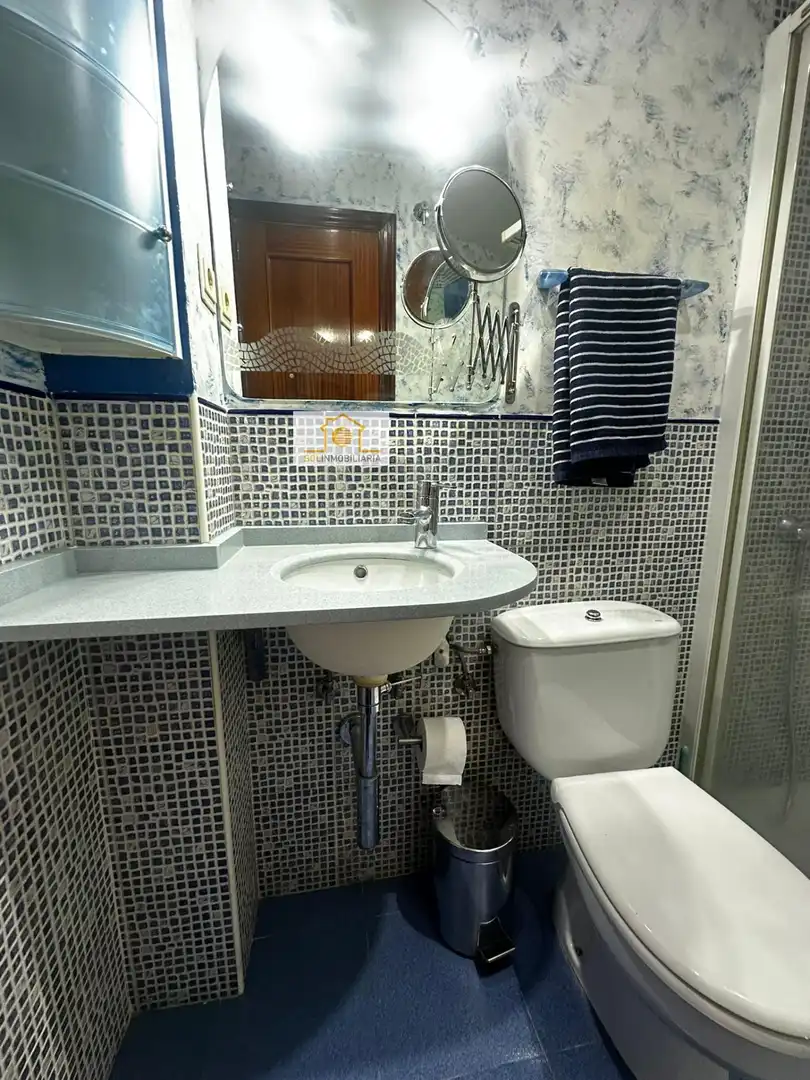 Baño de Apartamento en venta en León Capital  con Calefacción, Parquet y Amueblado