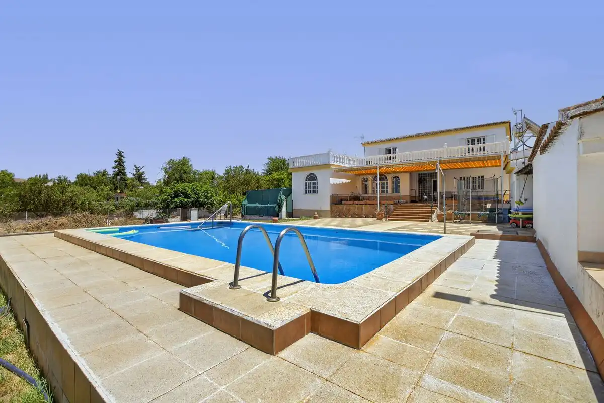 Piscina de Casa o xalet en venda en Carmona amb Aire condicionat, Calefacció i Jardí privat