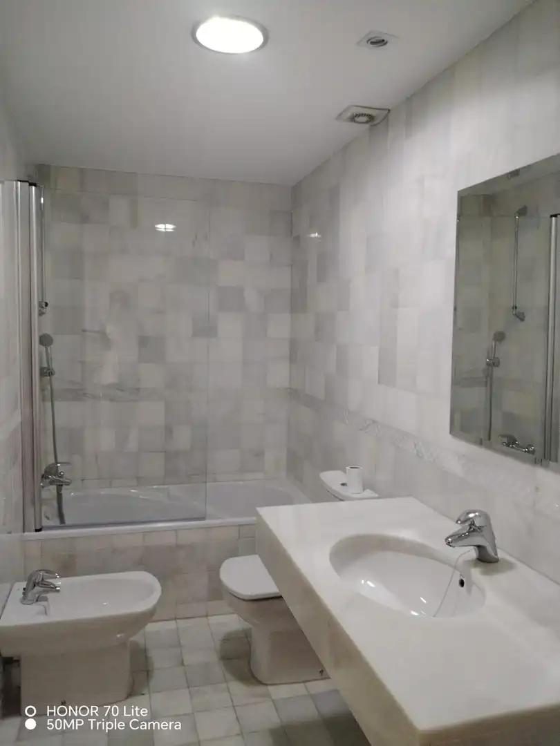 Bathroom of Flat for rent in Granada