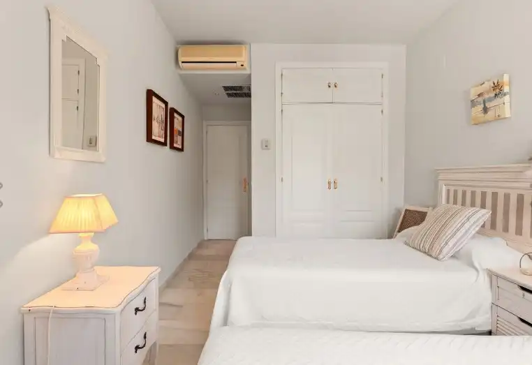 Schlafzimmer von Einfamilien-Reihenhaus zum Verkauf in Marbella mit Klimaanlage, Privatgarten und Terrasse