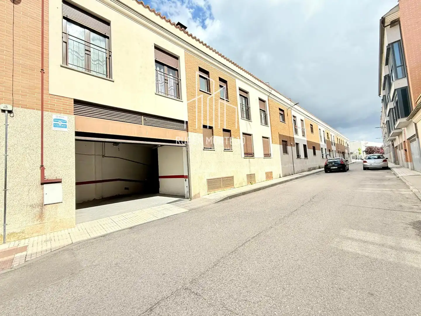 Parking de Piso en venta en Castellanos de Moriscos con Calefacción, Horno y Lavadora