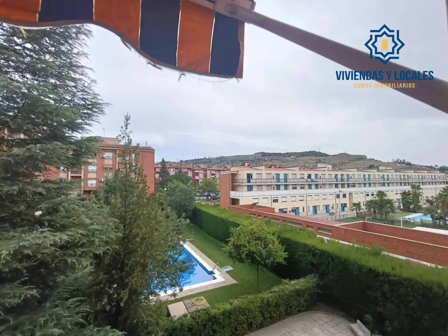 Piscina de Pis de lloguer en Granada amb Aire condicionat, Calefacció i Moblat