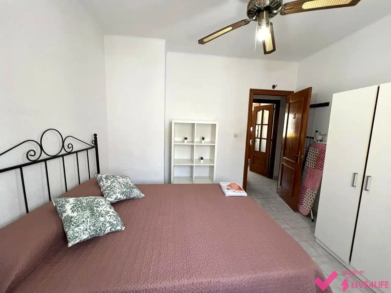 Bedroom of Flat for share in Sevilla  with Air Conditioner, Heating and Furnished