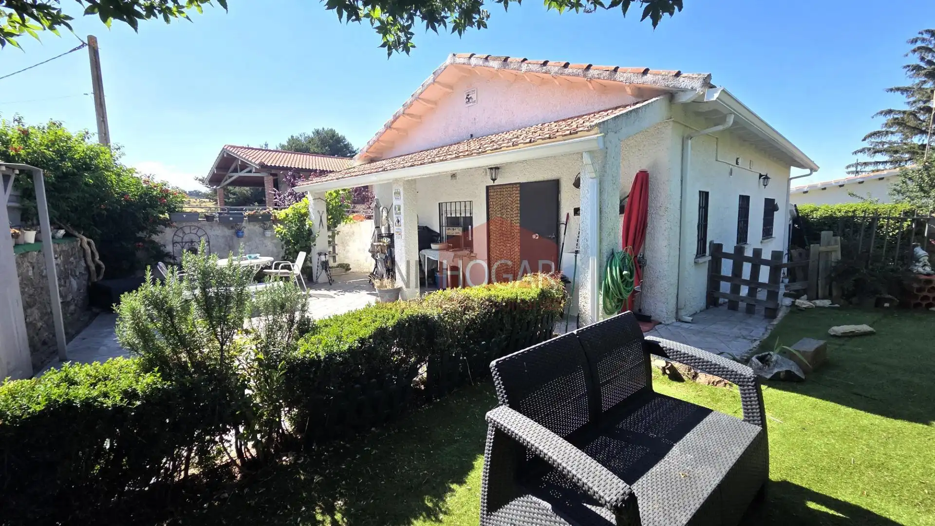 Exterior view of Houses for sale in Herradón de Pinares  with Heating, Private garden and Storage room