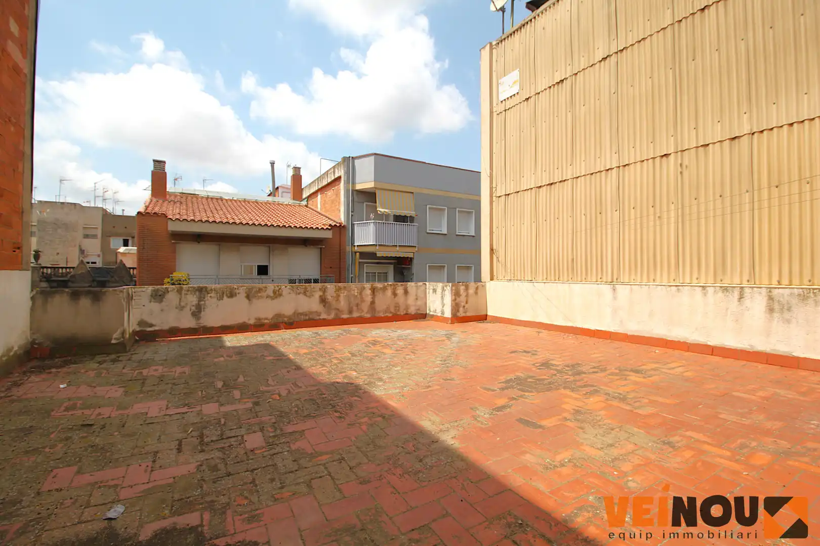 Vista exterior de Casa adosada en venta en Cornellà de Llobregat con Terraza y Balcón