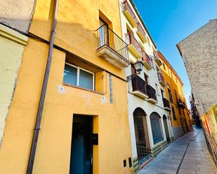 Vista exterior de Casa adosada en venda en Castelló d'Empúries amb Terrassa i Balcó