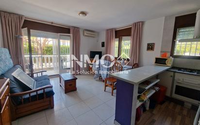 Sala d'estar de Apartament en venda en Cambrils amb Aire condicionat, Terrassa i Moblat