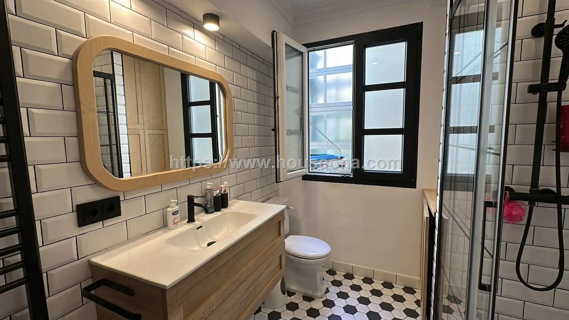 Baño de Piso de alquiler en Bilbao  con Calefacción, Terraza y Amueblado