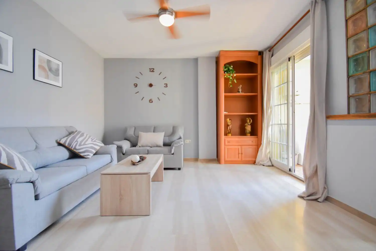Sala de estar de Dúplex en venta en Cúllar Vega con Terraza, Trastero y Amueblado