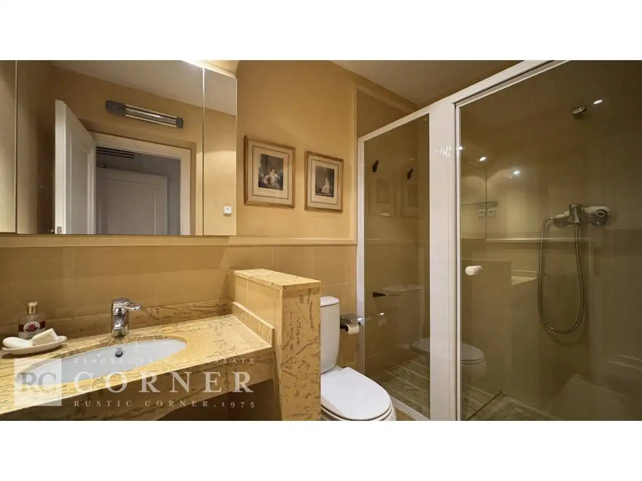 Badezimmer von Wohnung zur Miete in Barcelona mit Klimaanlage, Heizung und Privatgarten